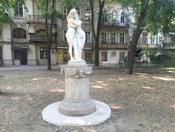 In Odessa restore sculptural composition "Cupid and Psyche"
