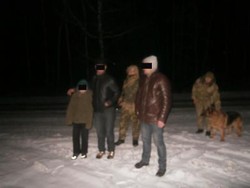 The border guards detained three Moldovan citizens who were "lagging" from the bus at the border