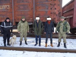 Border guards caught two foreigners   zastrybnuly are on the move in a cargo train