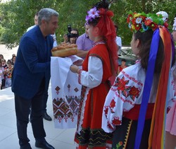 During the working visit of the chairman of the regional council of Anatoliy Urbansky to the Artsy district, a solemn opening of the renovated house of culture in the village of Vynohradivka took place